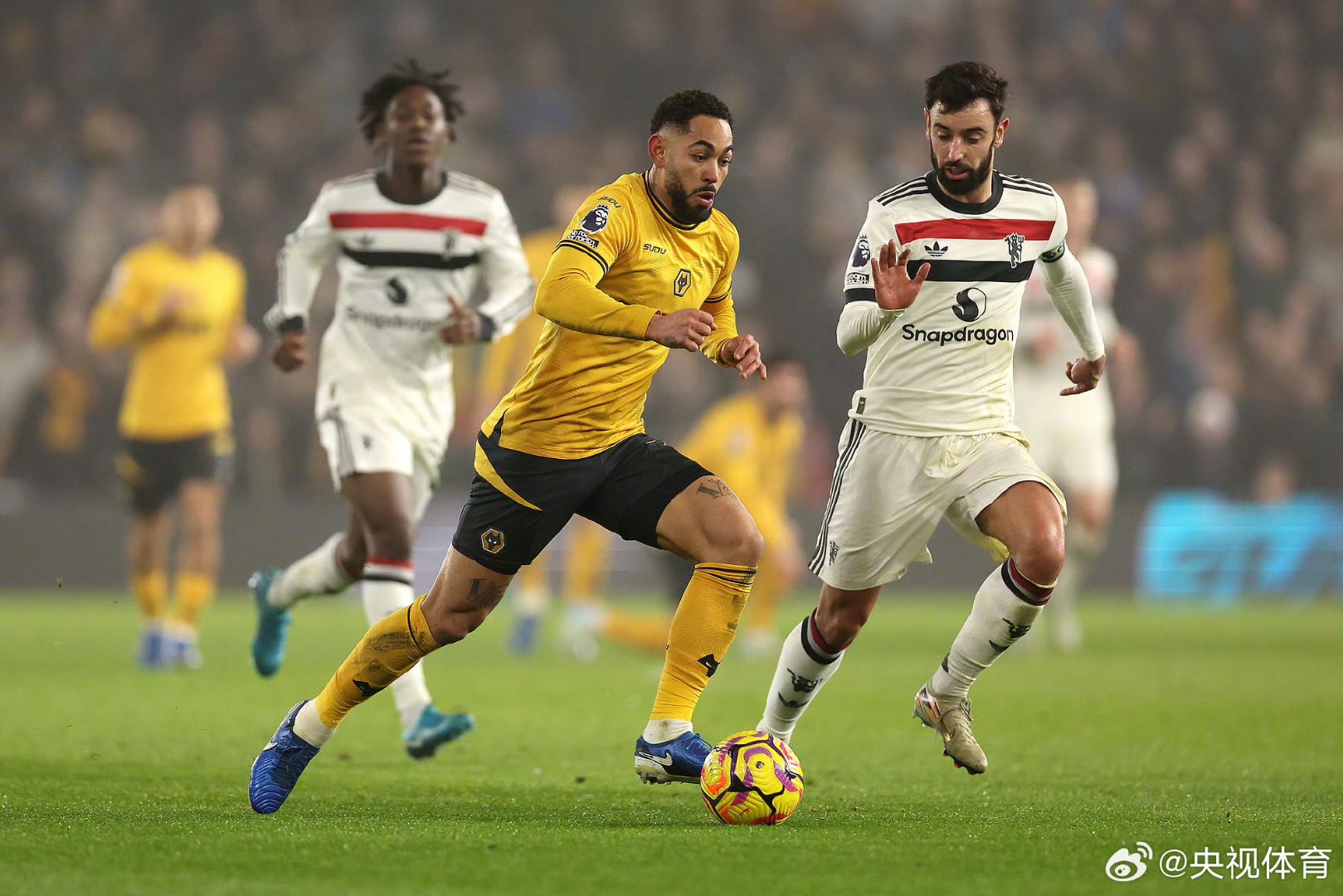 爱游戏体育下载-关于曼联训练开放日;冲刺阶段远射贴柱引欢呼;德国杯在即;更衣室氛围转暖的信息